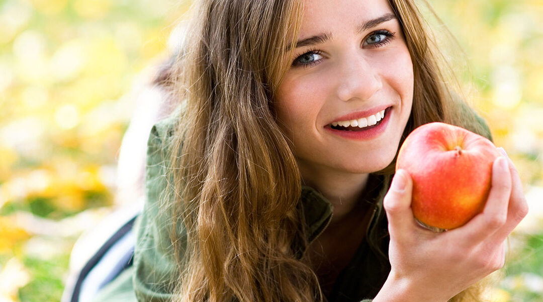 girl-holding-apple-header